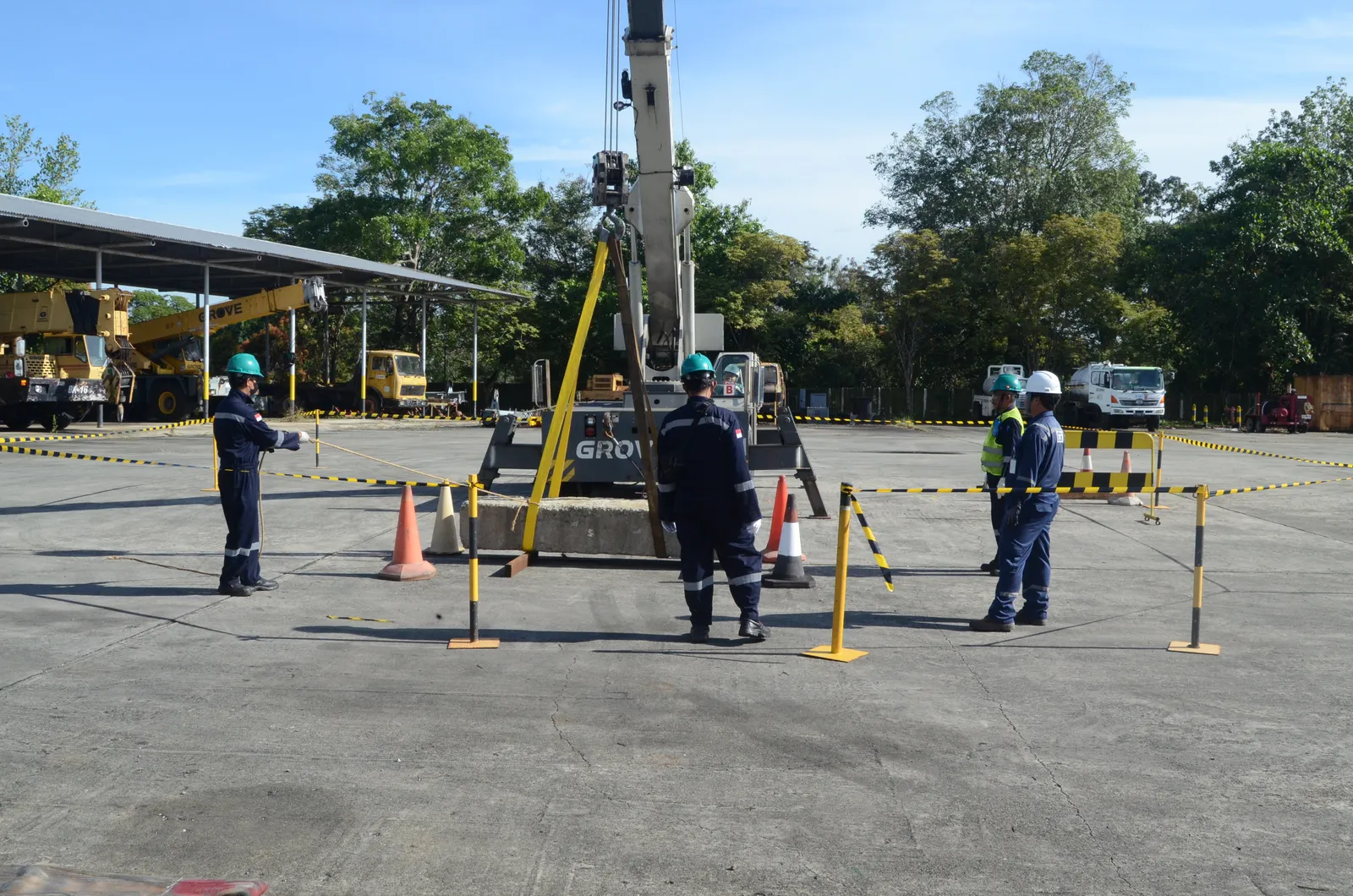Simulasi dan praktik pengangkatan beban aman menggunakan crane di lapangan (Dokumentasi 3) - Profesi Safety Officer Pertambangan Site