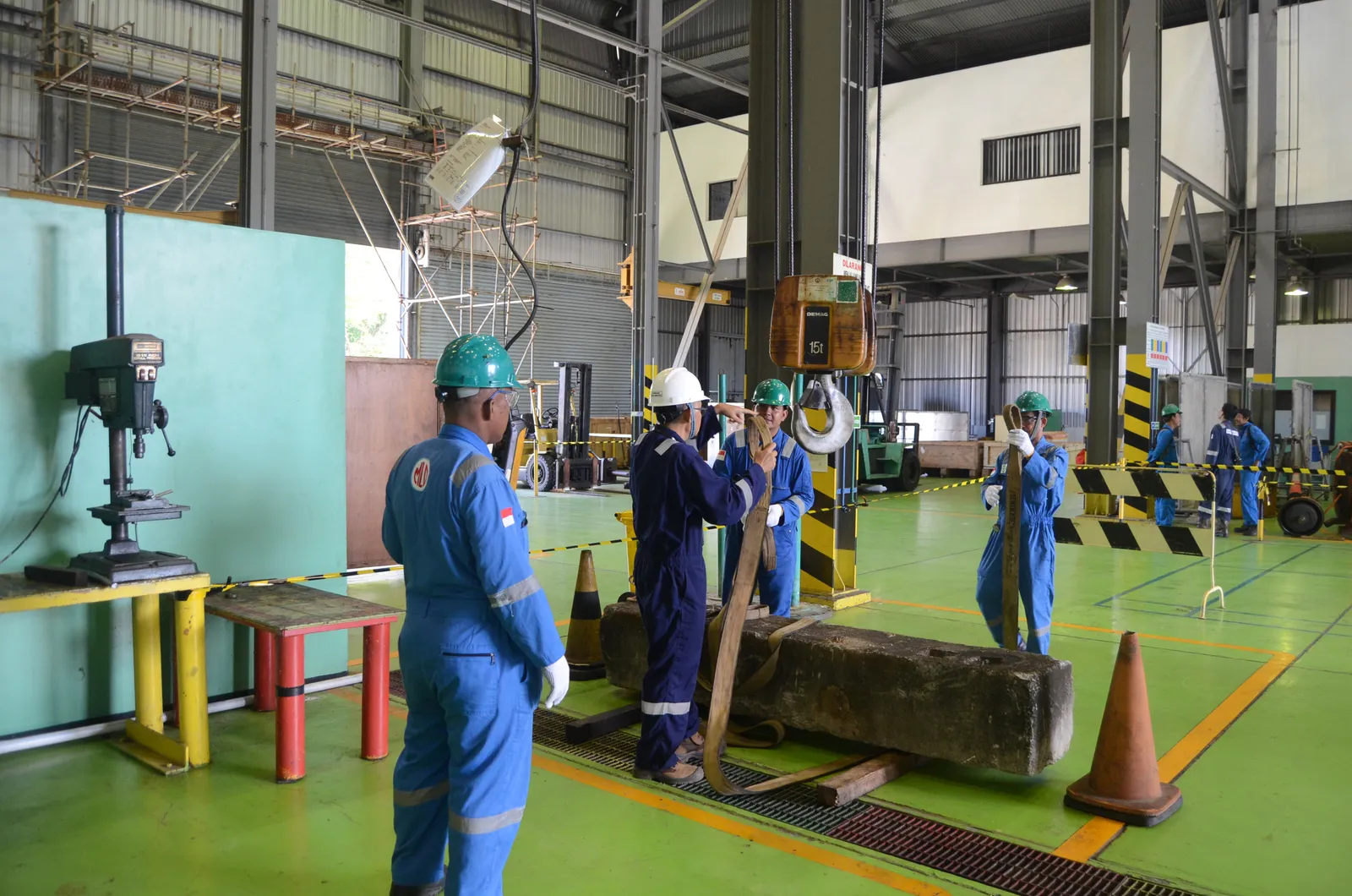 Praktik teknis pengikatan beban (rigging) dan verifikasi alat angkat di area kerja (Dokumentasi 1) - Pelatihan K3 Inspeksi Ketebalan Dinding Bejana Tekan Ultrasonic Thickness Gauge