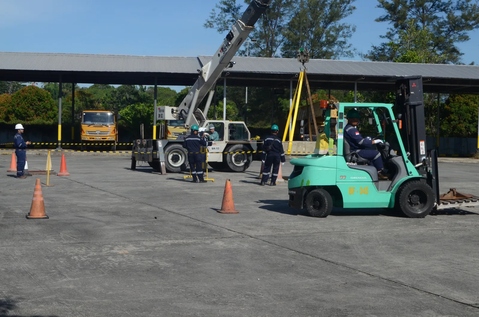 Praktik pengoperasian forklift dan manuver aman di area kerja pergudangan (Dokumentasi 3) - Profesi Safety Officer Industri Kimia & Petrokimia