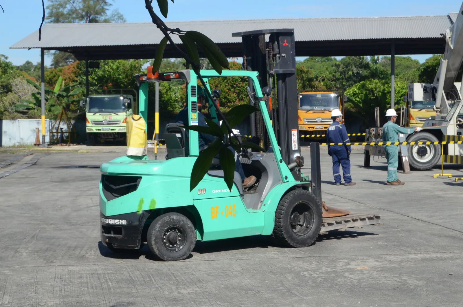 Praktik pengoperasian forklift dan manuver aman di area kerja pergudangan (Dokumentasi 4) - Pelatihan Auditor Internal SMK3 Perusahaan