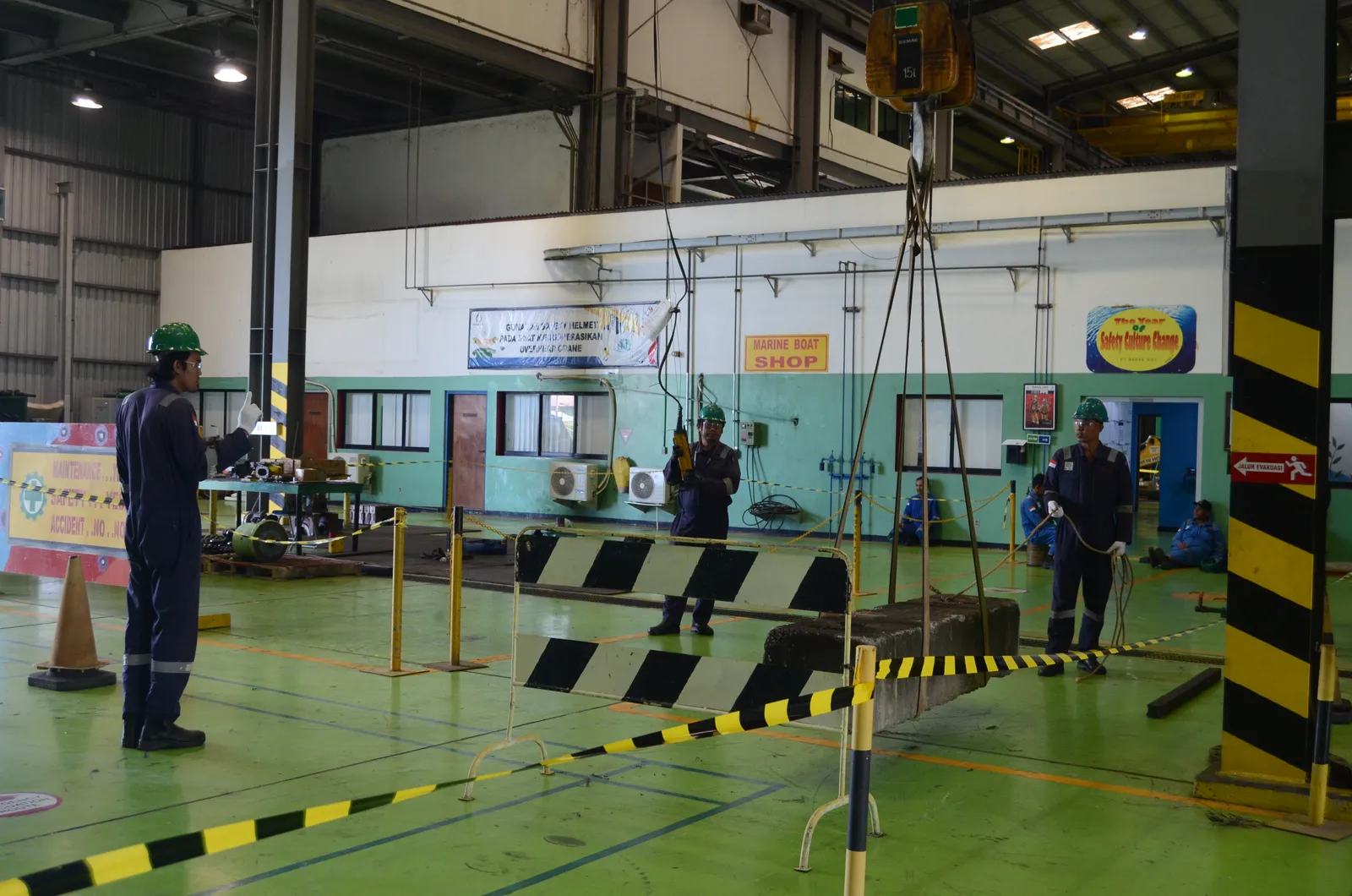 Praktik langsung teknik rigging, inspeksi sling, dan sinyal komunikasi pengangkatan (Dokumentasi 11) - Profesi Safety Officer Pengolahan Limbah B3