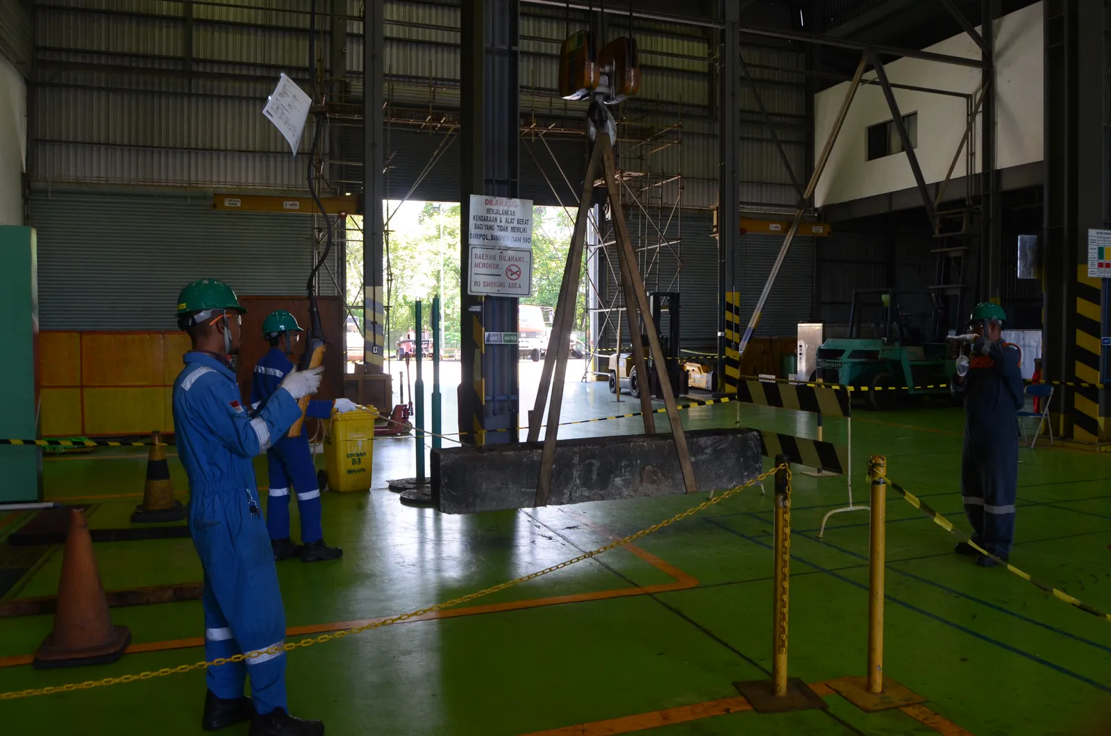 Praktik langsung teknik rigging, inspeksi sling, dan sinyal komunikasi pengangkatan (Dokumentasi 8) - Profesi Safety Officer Pekerjaan Confined Space