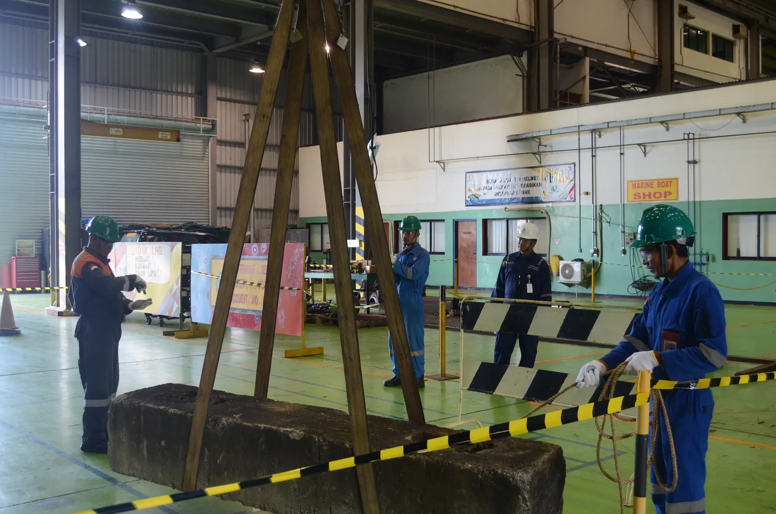 Praktik langsung teknik rigging, inspeksi sling, dan sinyal komunikasi pengangkatan (Dokumentasi 9) - Profesi Ahli K3 Pesawat Angkat & Angkut